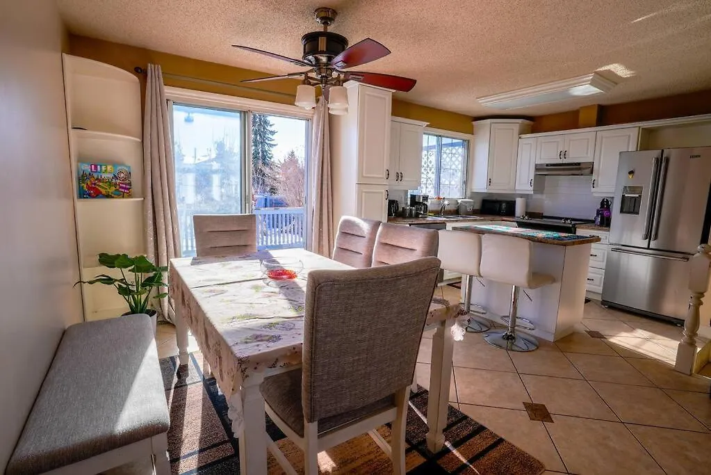 Villa Beautiful 5 Bdrm Ac Home, Pool, Yard, Wifi, Fireplace, Parking, Transit, Town Centre - Sleeps 10 Edmonton