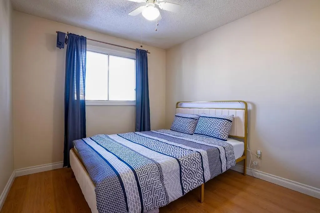 Villa Beautiful 5 Bdrm Ac Home, Pool, Yard, Wifi, Fireplace, Parking, Transit, Town Centre - Sleeps 10 Edmonton