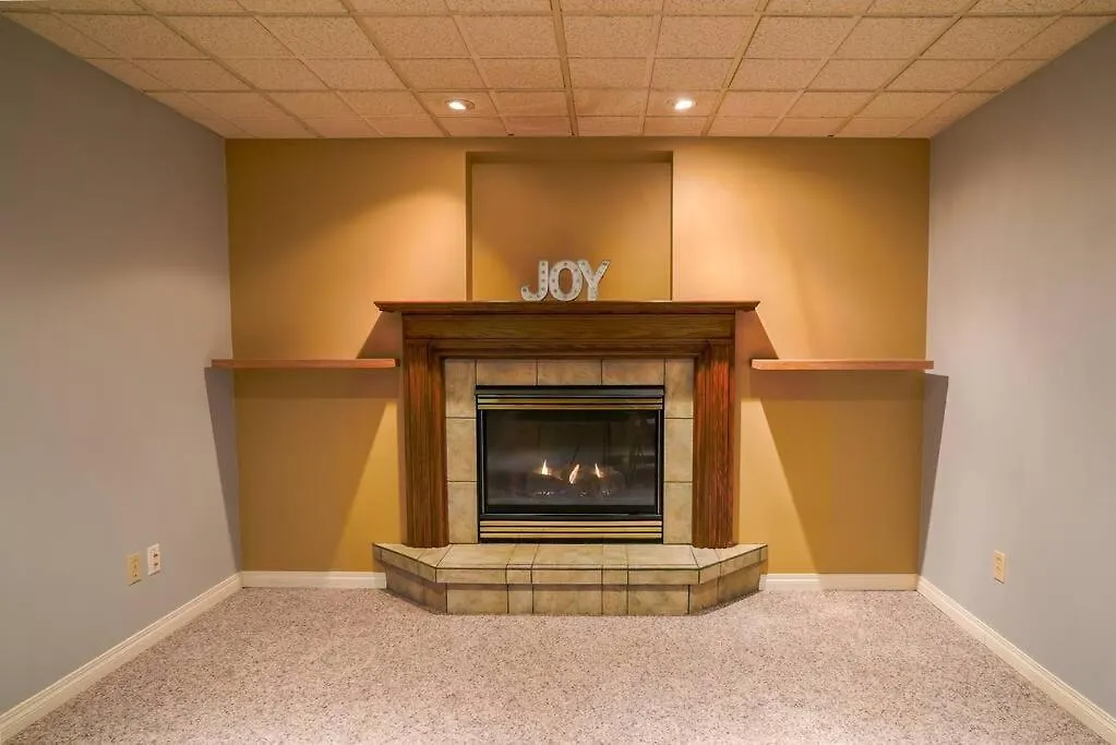 Beautiful 5 Bdrm Ac Home, Pool, Yard, Wifi, Fireplace, Parking, Transit, Town Centre - Sleeps 10 Edmonton Canada