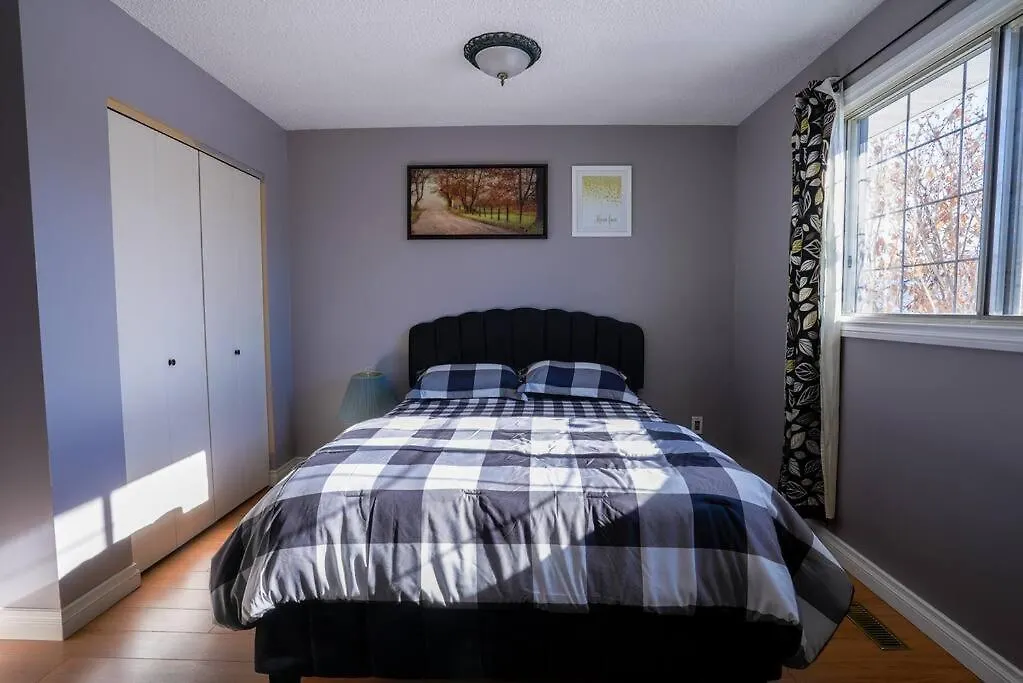 Beautiful 5 Bdrm Ac Home, Pool, Yard, Wifi, Fireplace, Parking, Transit, Town Centre - Sleeps 10 Edmonton 0*,  Canada