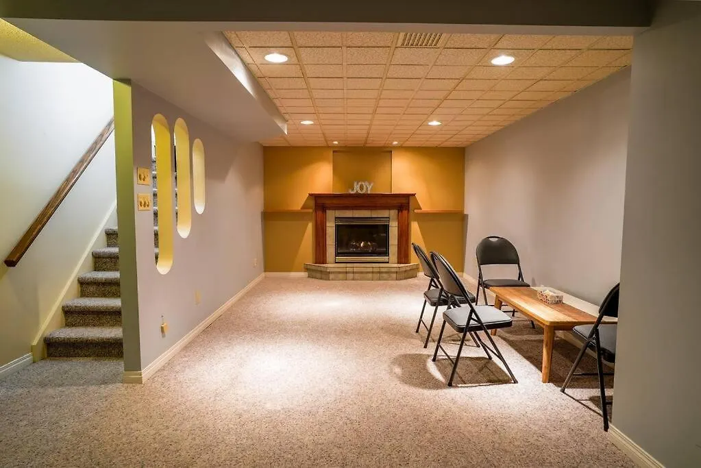 Villa Beautiful 5 Bdrm Ac Home, Pool, Yard, Wifi, Fireplace, Parking, Transit, Town Centre - Sleeps 10 Edmonton Canada