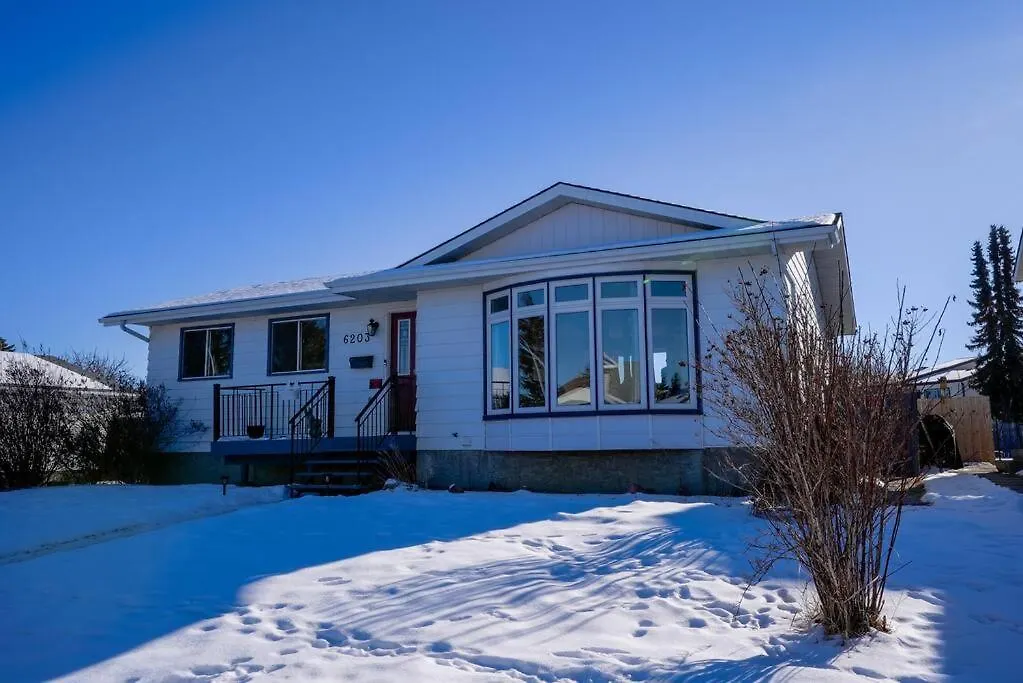 Beautiful 5 Bdrm Ac Home, Pool, Yard, Wifi, Fireplace, Parking, Transit, Town Centre - Sleeps 10 Edmonton