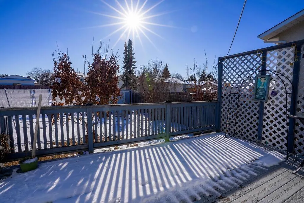 Beautiful 5 Bdrm Ac Home, Pool, Yard, Wifi, Fireplace, Parking, Transit, Town Centre - Sleeps 10 Edmonton Canada