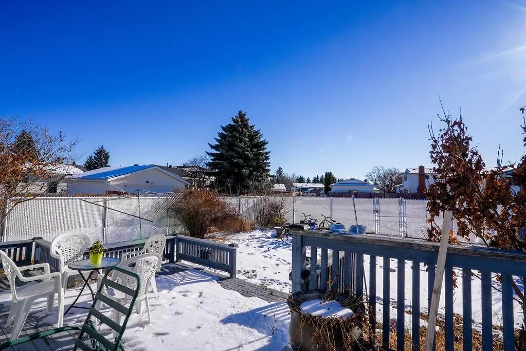Beautiful 5 Bdrm Ac Home, Pool, Yard, Wifi, Fireplace, Parking, Transit, Town Centre - Sleeps 10 Edmonton Villa