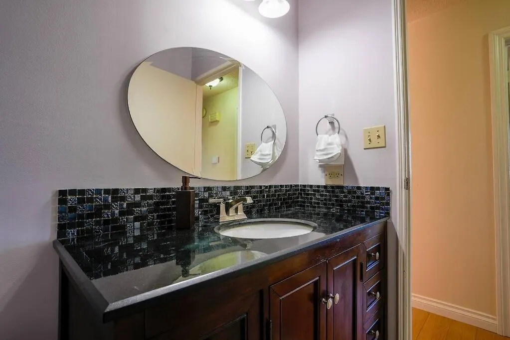 Beautiful 5 Bdrm Ac Home, Pool, Yard, Wifi, Fireplace, Parking, Transit, Town Centre - Sleeps 10 Edmonton Villa
