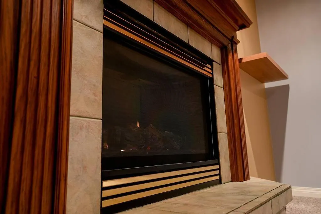 Beautiful 5 Bdrm Ac Home, Pool, Yard, Wifi, Fireplace, Parking, Transit, Town Centre - Sleeps 10 Edmonton