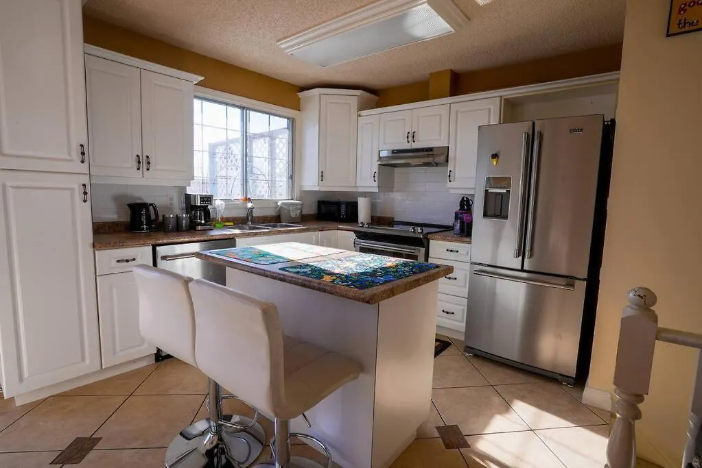 Beautiful 5 Bdrm Ac Home, Pool, Yard, Wifi, Fireplace, Parking, Transit, Town Centre - Sleeps 10 Edmonton Villa