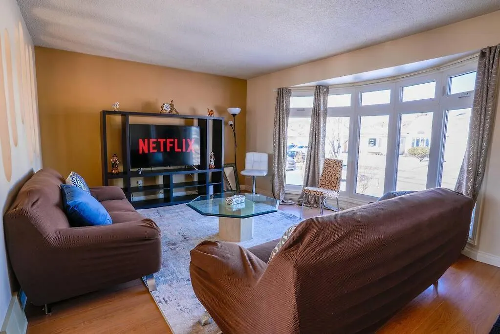 Beautiful 5 Bdrm Ac Home, Pool, Yard, Wifi, Fireplace, Parking, Transit, Town Centre - Sleeps 10 Edmonton 0*,  Canada