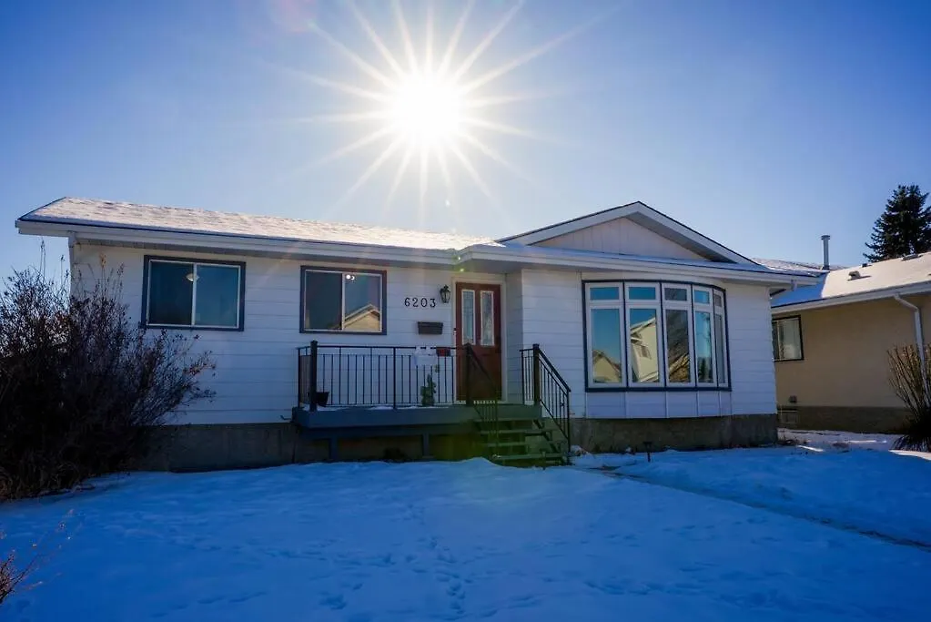 Villa Beautiful 5 Bdrm Ac Home, Pool, Yard, Wifi, Fireplace, Parking, Transit, Town Centre - Sleeps 10 Edmonton Canada