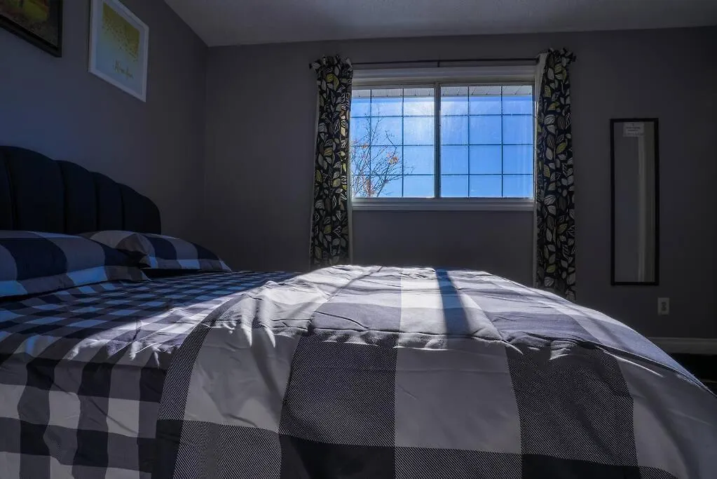 Beautiful 5 Bdrm Ac Home, Pool, Yard, Wifi, Fireplace, Parking, Transit, Town Centre - Sleeps 10 Edmonton