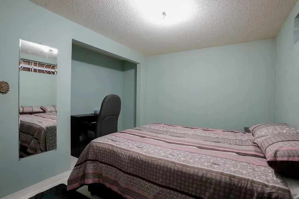 Villa Beautiful 5 Bdrm Ac Home, Pool, Yard, Wifi, Fireplace, Parking, Transit, Town Centre - Sleeps 10 Edmonton