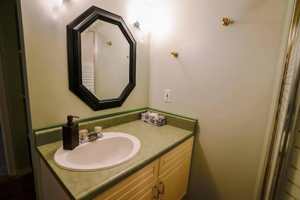 Villa Beautiful 5 Bdrm Ac Home, Pool, Yard, Wifi, Fireplace, Parking, Transit, Town Centre - Sleeps 10 Edmonton Canada