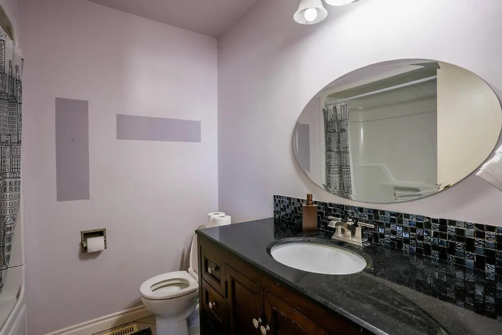 Villa Beautiful 5 Bdrm Ac Home, Pool, Yard, Wifi, Fireplace, Parking, Transit, Town Centre - Sleeps 10 Edmonton