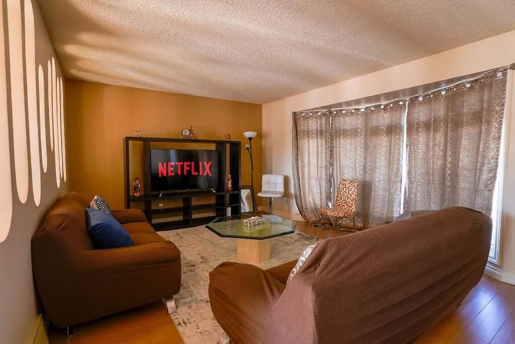 Beautiful 5 Bdrm Ac Home, Pool, Yard, Wifi, Fireplace, Parking, Transit, Town Centre - Sleeps 10 Edmonton