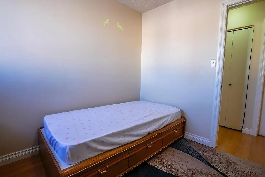 Beautiful 5 Bdrm Ac Home, Pool, Yard, Wifi, Fireplace, Parking, Transit, Town Centre - Sleeps 10 Edmonton