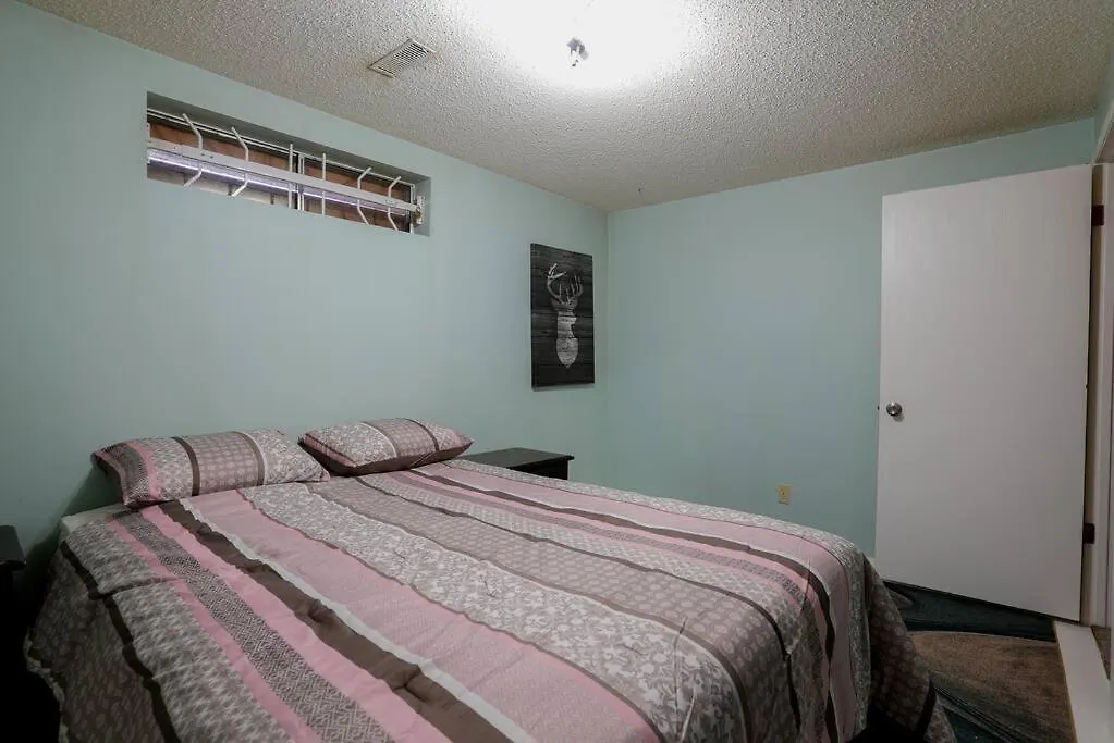 Villa Beautiful 5 Bdrm Ac Home, Pool, Yard, Wifi, Fireplace, Parking, Transit, Town Centre - Sleeps 10 Edmonton