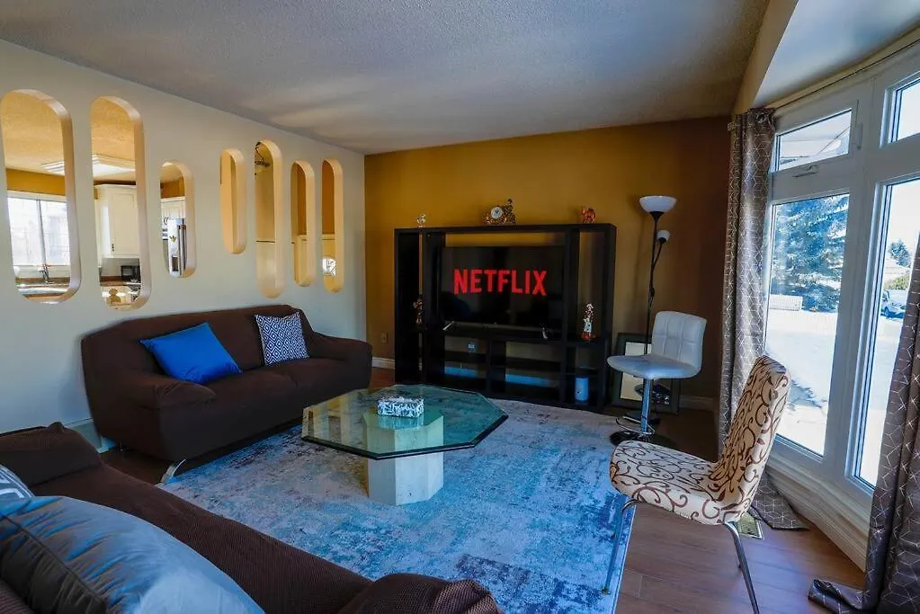 Beautiful 5 Bdrm Ac Home, Pool, Yard, Wifi, Fireplace, Parking, Transit, Town Centre - Sleeps 10 Edmonton 0*,  Canada