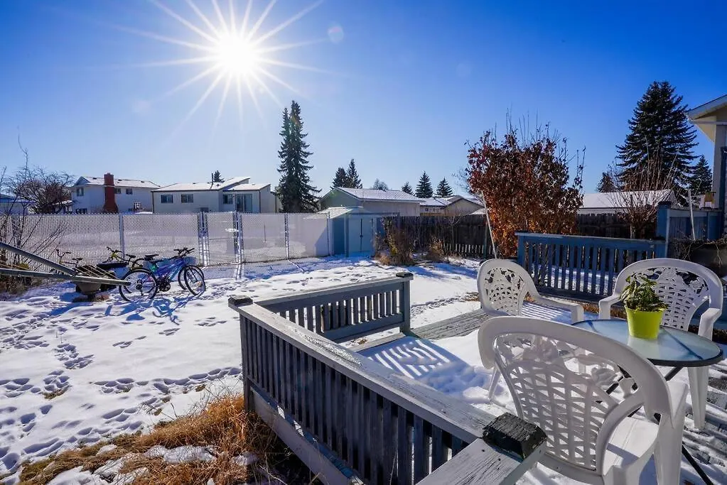 Beautiful 5 Bdrm Ac Home, Pool, Yard, Wifi, Fireplace, Parking, Transit, Town Centre - Sleeps 10 Edmonton Villa
