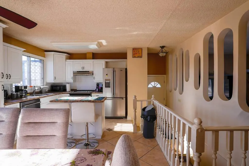 Villa Beautiful 5 Bdrm Ac Home, Pool, Yard, Wifi, Fireplace, Parking, Transit, Town Centre - Sleeps 10 Edmonton
