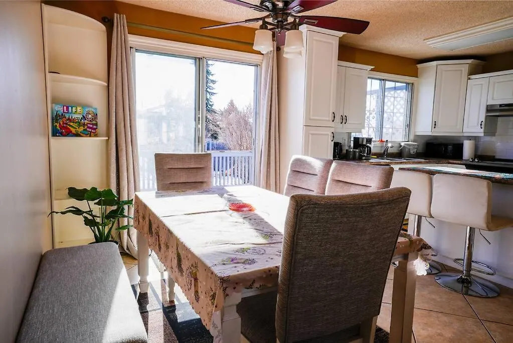 Beautiful 5 Bdrm Ac Home, Pool, Yard, Wifi, Fireplace, Parking, Transit, Town Centre - Sleeps 10 Edmonton