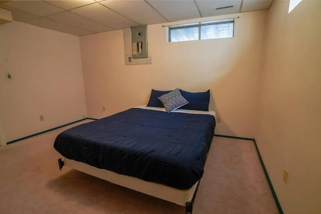 Villa Beautiful 5 Bdrm Ac Home, Pool, Yard, Wifi, Fireplace, Parking, Transit, Town Centre - Sleeps 10 Edmonton