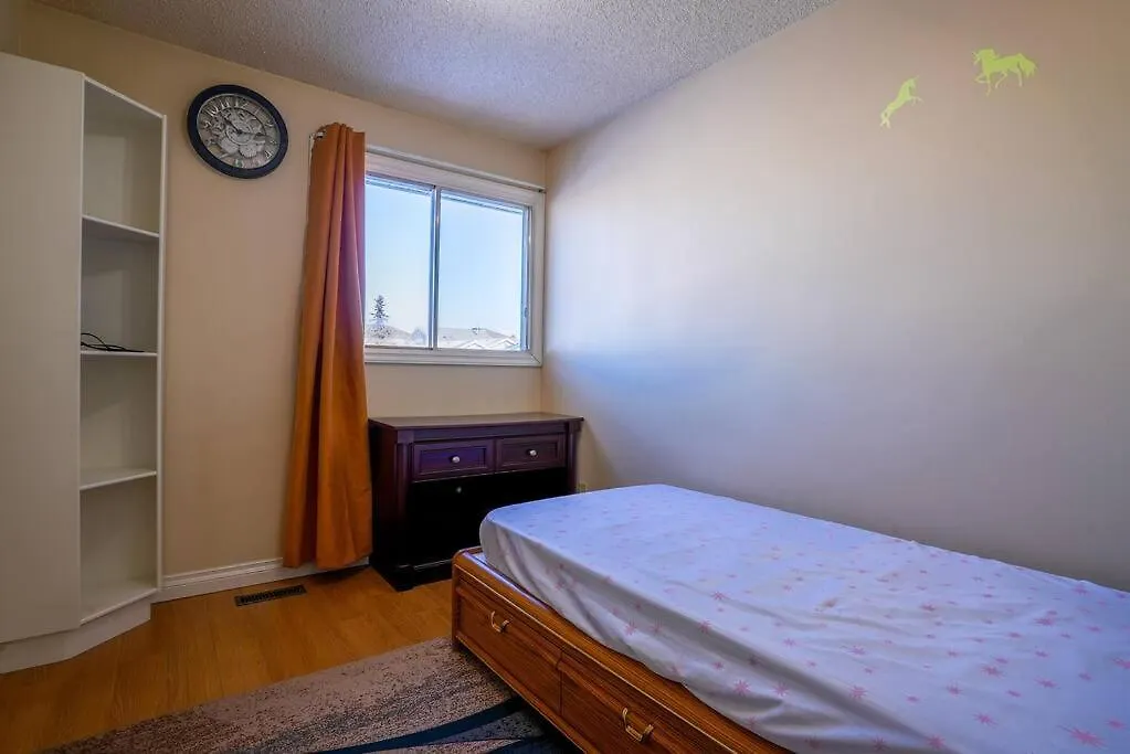 Beautiful 5 Bdrm Ac Home, Pool, Yard, Wifi, Fireplace, Parking, Transit, Town Centre - Sleeps 10 Edmonton Villa
