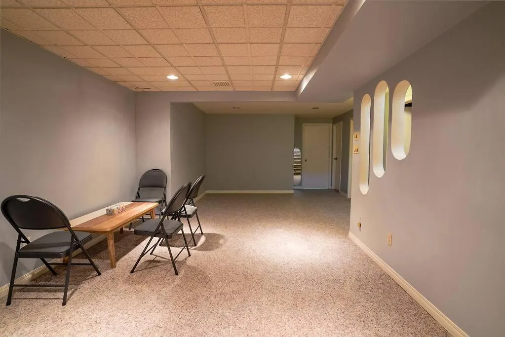 Beautiful 5 Bdrm Ac Home, Pool, Yard, Wifi, Fireplace, Parking, Transit, Town Centre - Sleeps 10 Edmonton 0*,