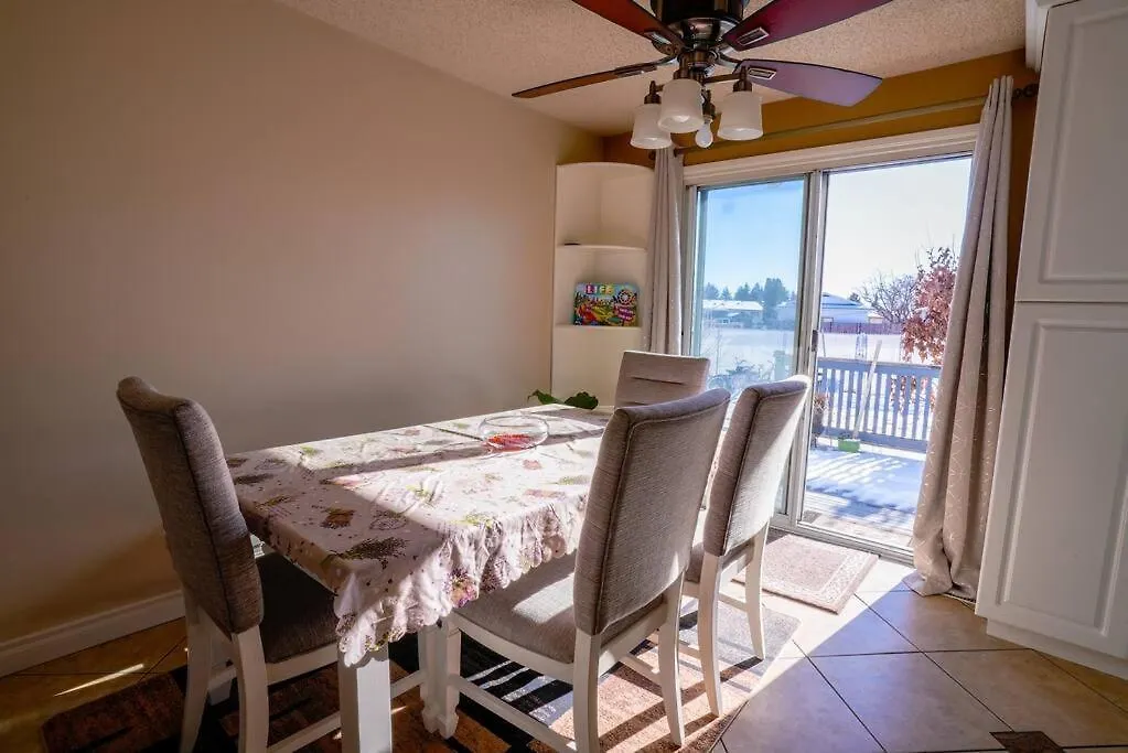 Beautiful 5 Bdrm Ac Home, Pool, Yard, Wifi, Fireplace, Parking, Transit, Town Centre - Sleeps 10 Edmonton Villa