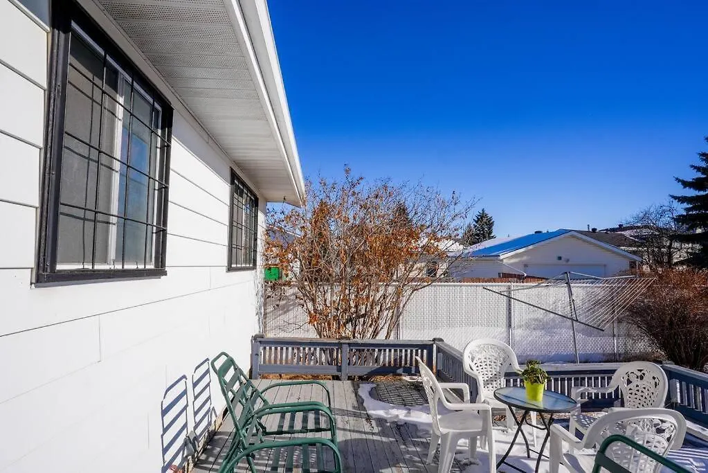 Beautiful 5 Bdrm Ac Home, Pool, Yard, Wifi, Fireplace, Parking, Transit, Town Centre - Sleeps 10 Edmonton