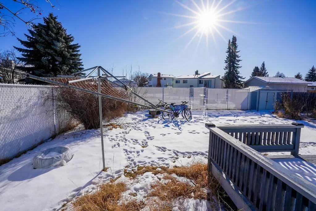 Beautiful 5 Bdrm Ac Home, Pool, Yard, Wifi, Fireplace, Parking, Transit, Town Centre - Sleeps 10 Edmonton Canada