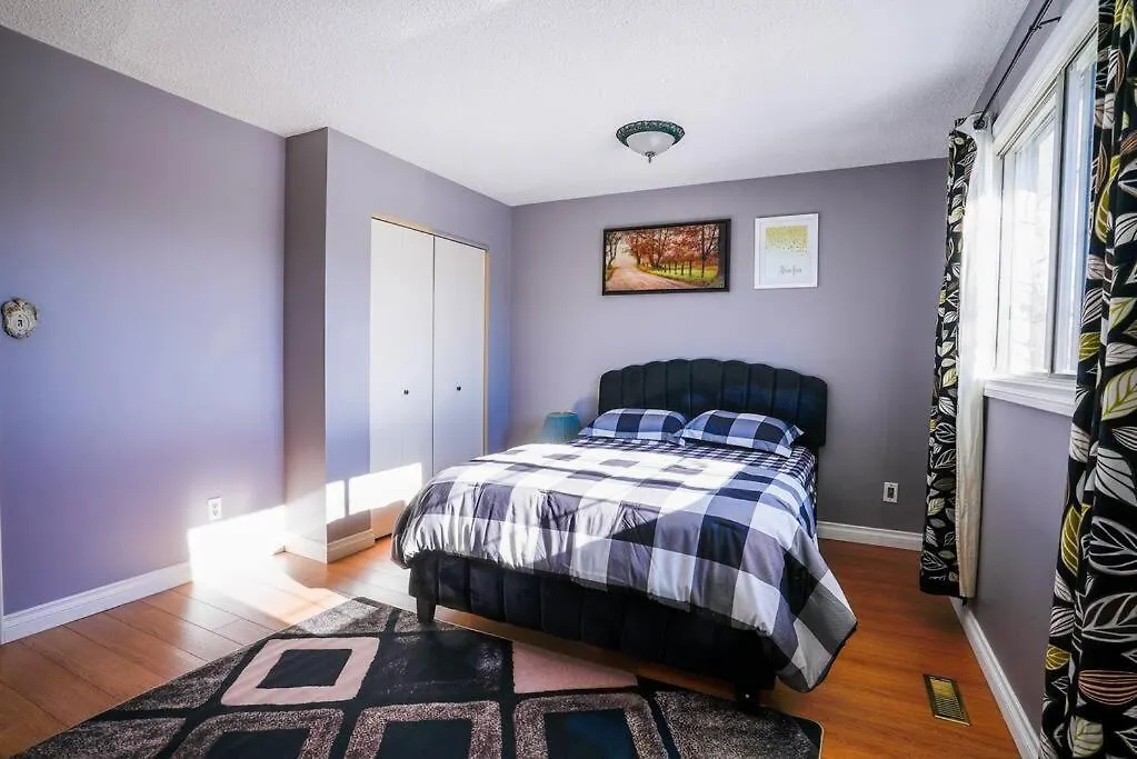 Beautiful 5 Bdrm Ac Home, Pool, Yard, Wifi, Fireplace, Parking, Transit, Town Centre - Sleeps 10 Edmonton